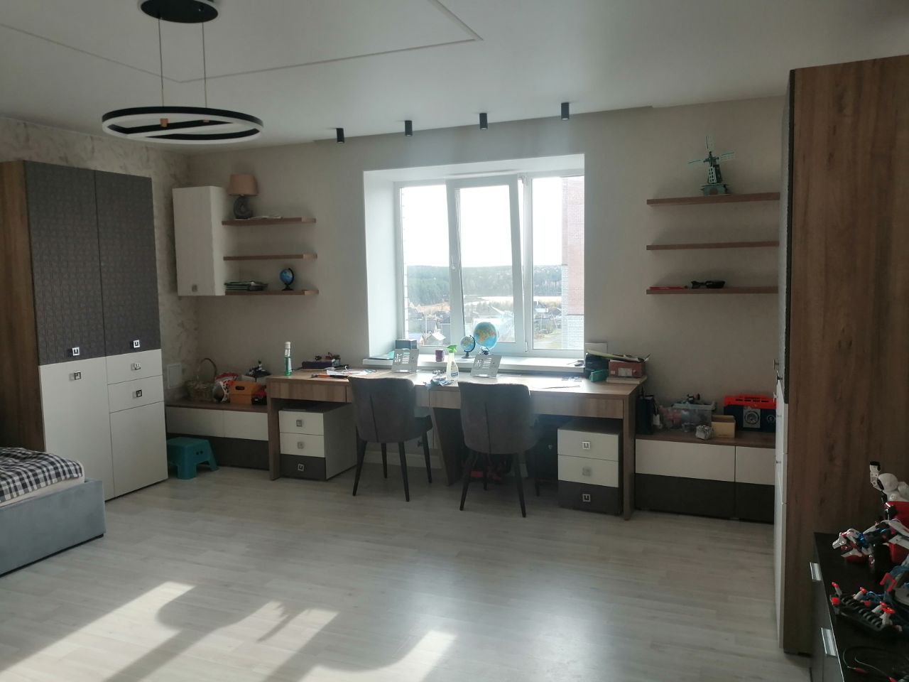 Рабочий стол для двоих детей вдоль окна