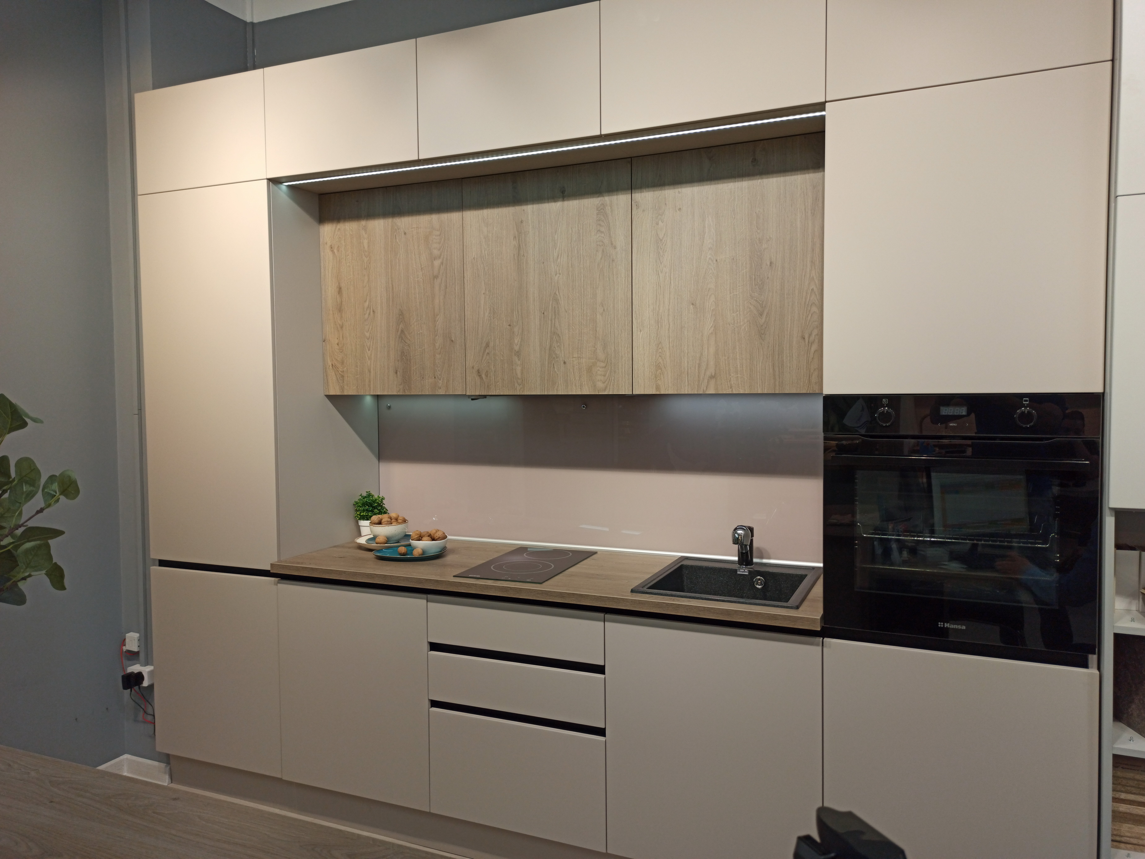 Светлая кухня в стиле минимализм от Финист Терра