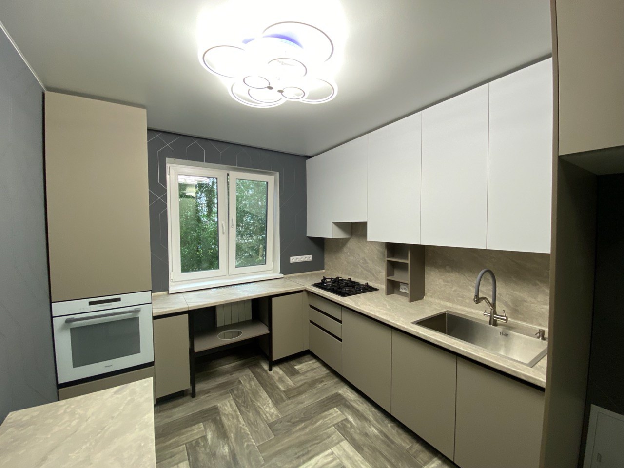 Кухонный гарнитур на заказ с продуманным местом для кормления большой собаки и выдвижным столиком