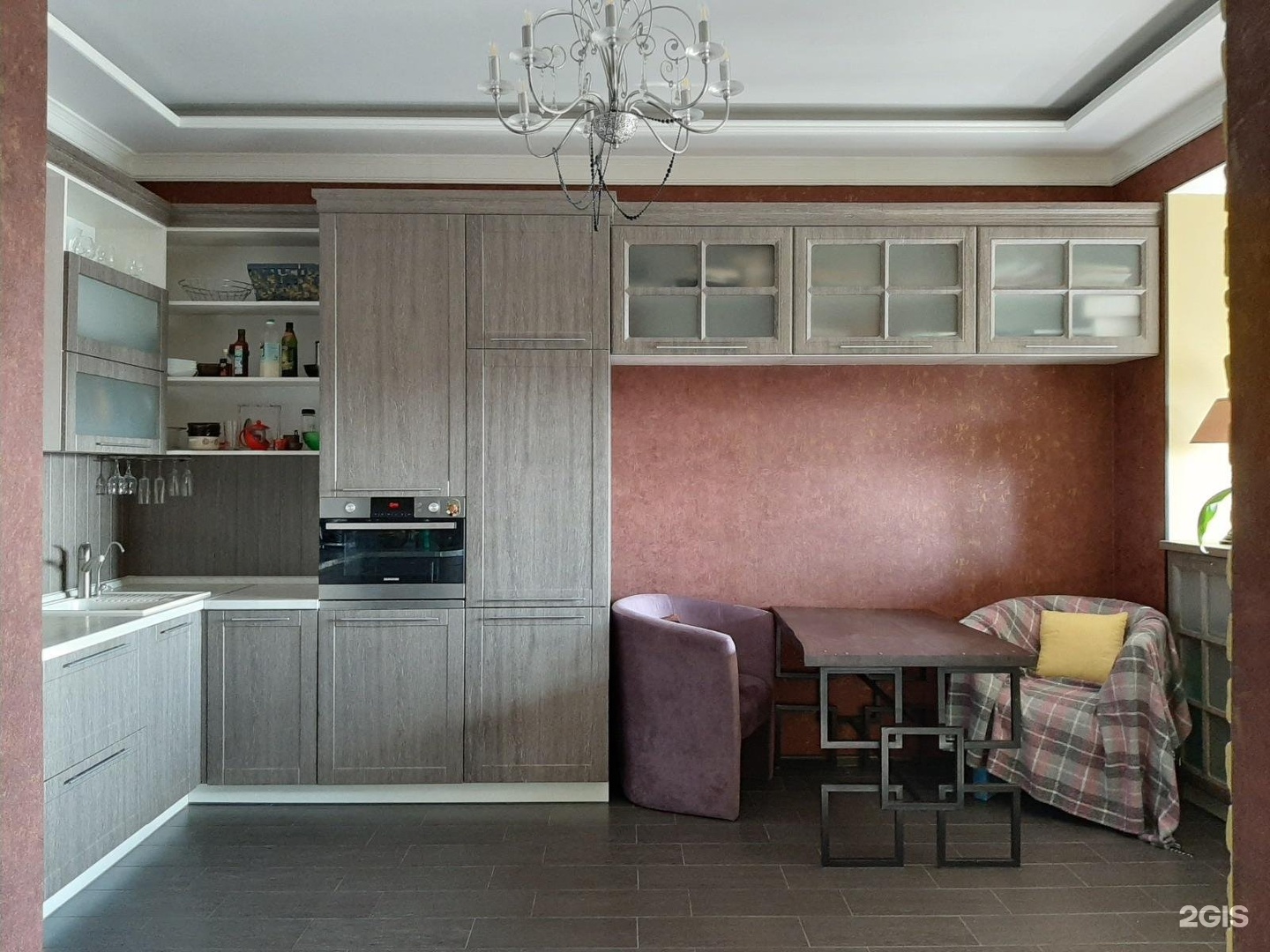 Кухонный гарнитур с фрезеровкой в современном стиле