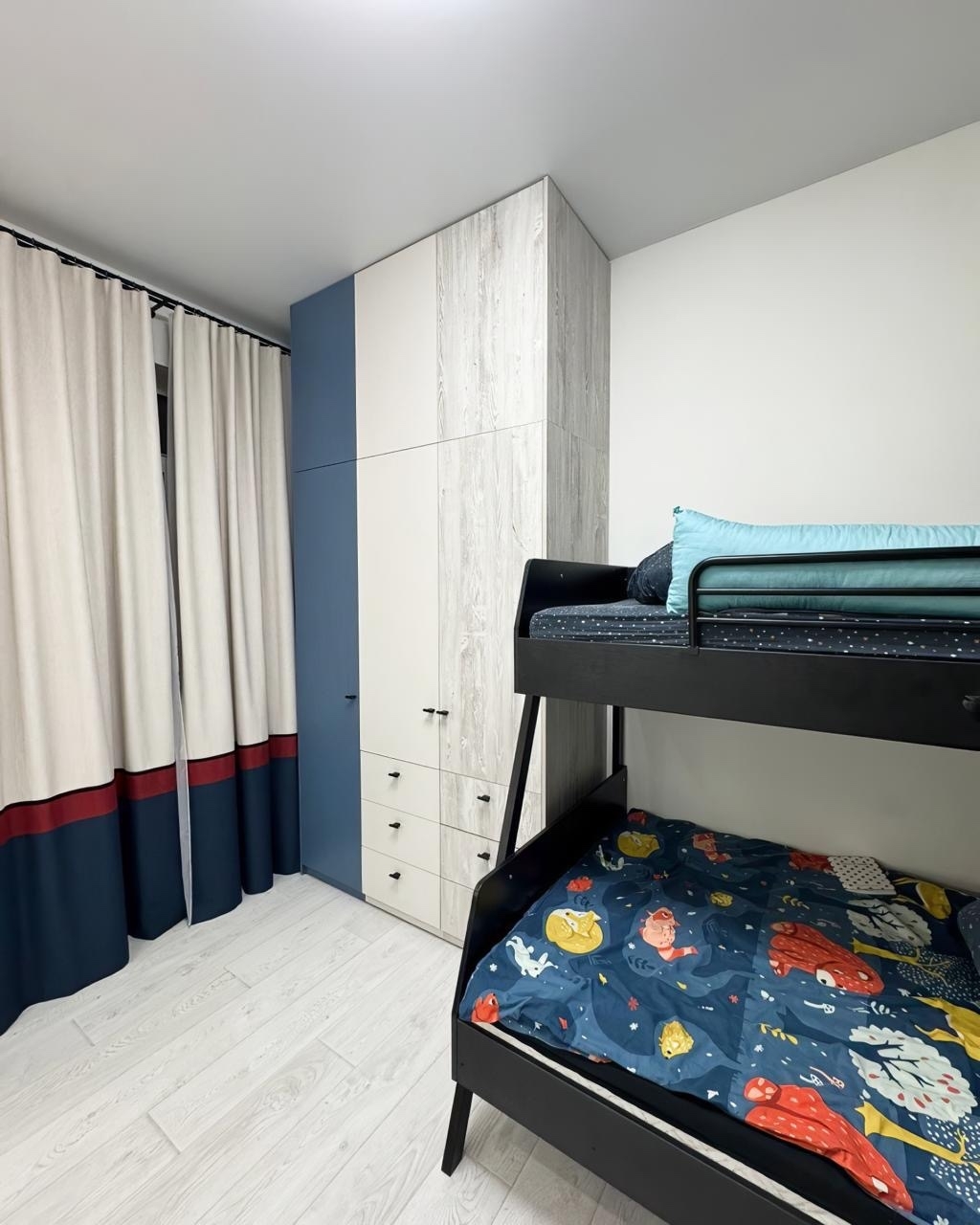 Трехцветный шкаф для хранения вещей двух детей в детской комнате под заказ