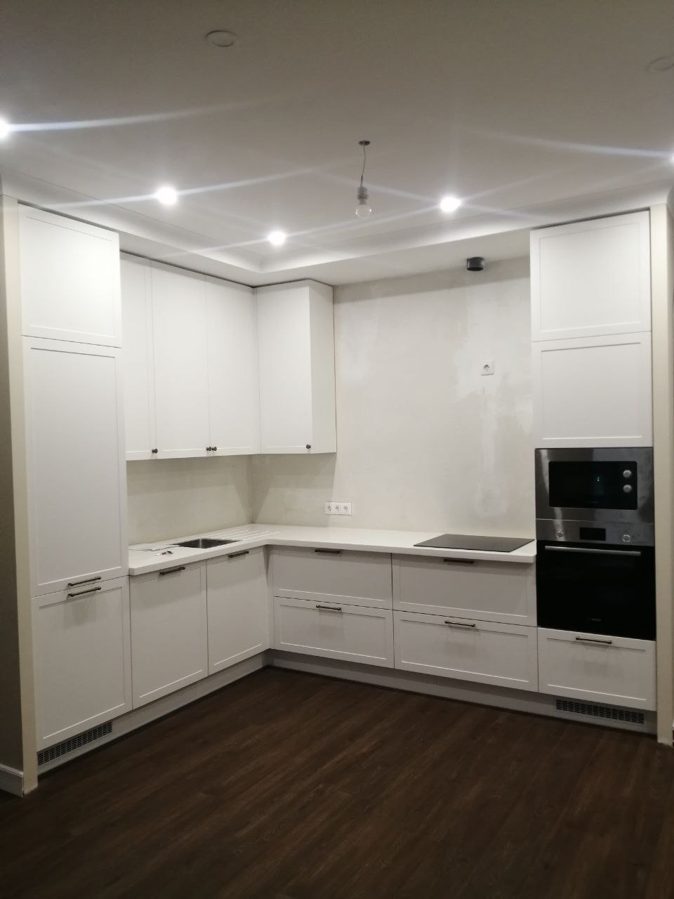 Светлая г-образная кухня на заказ в салоне мебели Финист Терра