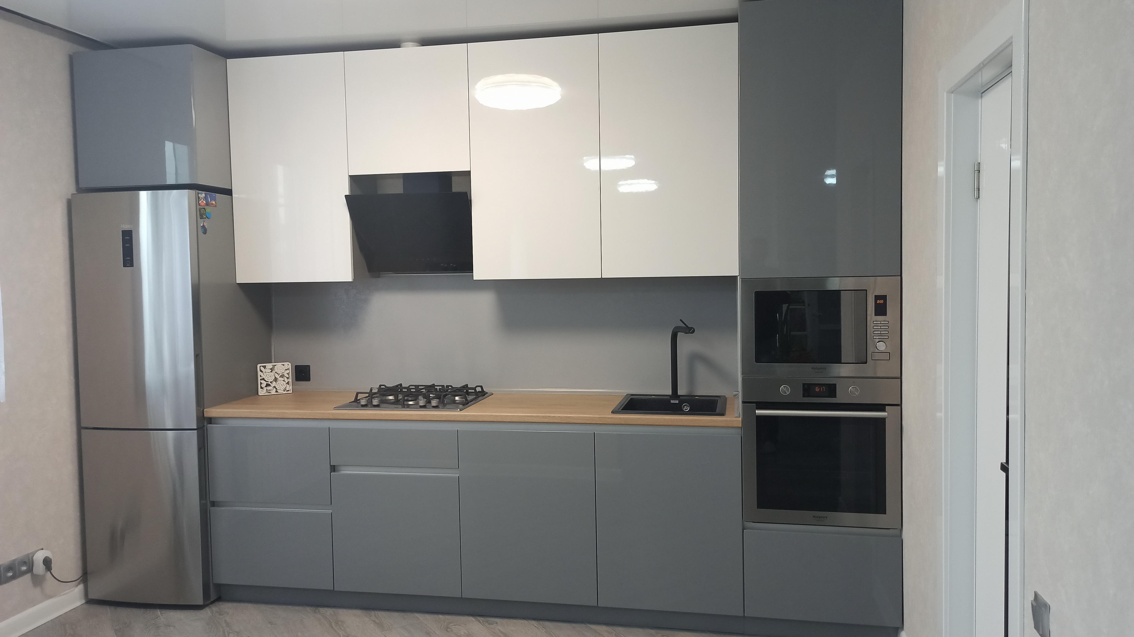 Современная кухня с глянцевыми фасадами, покрытие из акрила