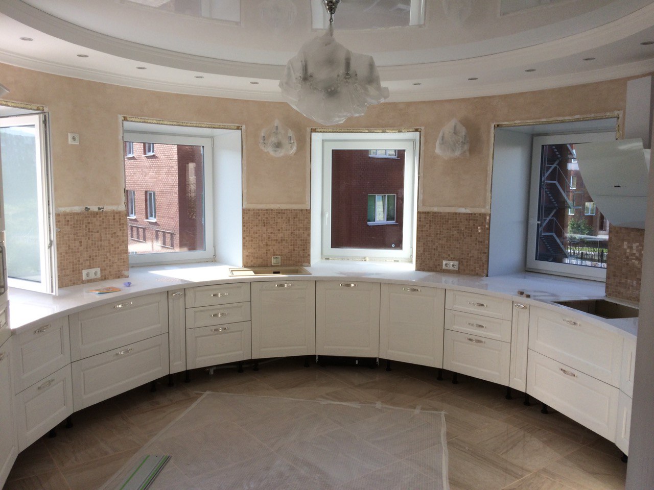 Кухонный гарнитур на заказ - полукруглая кухня в эркере от «Финист Терра» фото