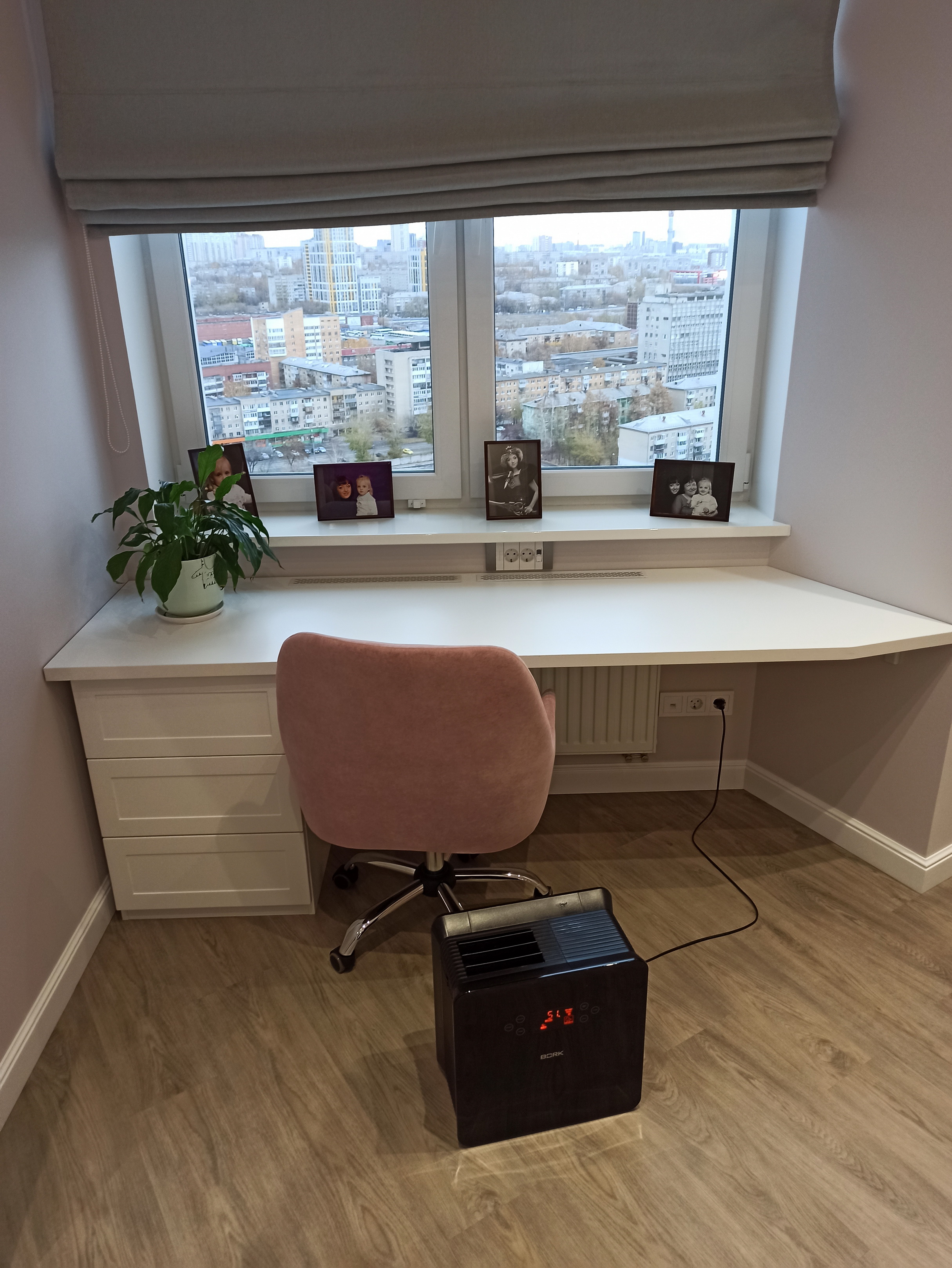 Домашний офис под заказ: столешница повторяет скошенный угол создавая уютное рабочее место у окна фото