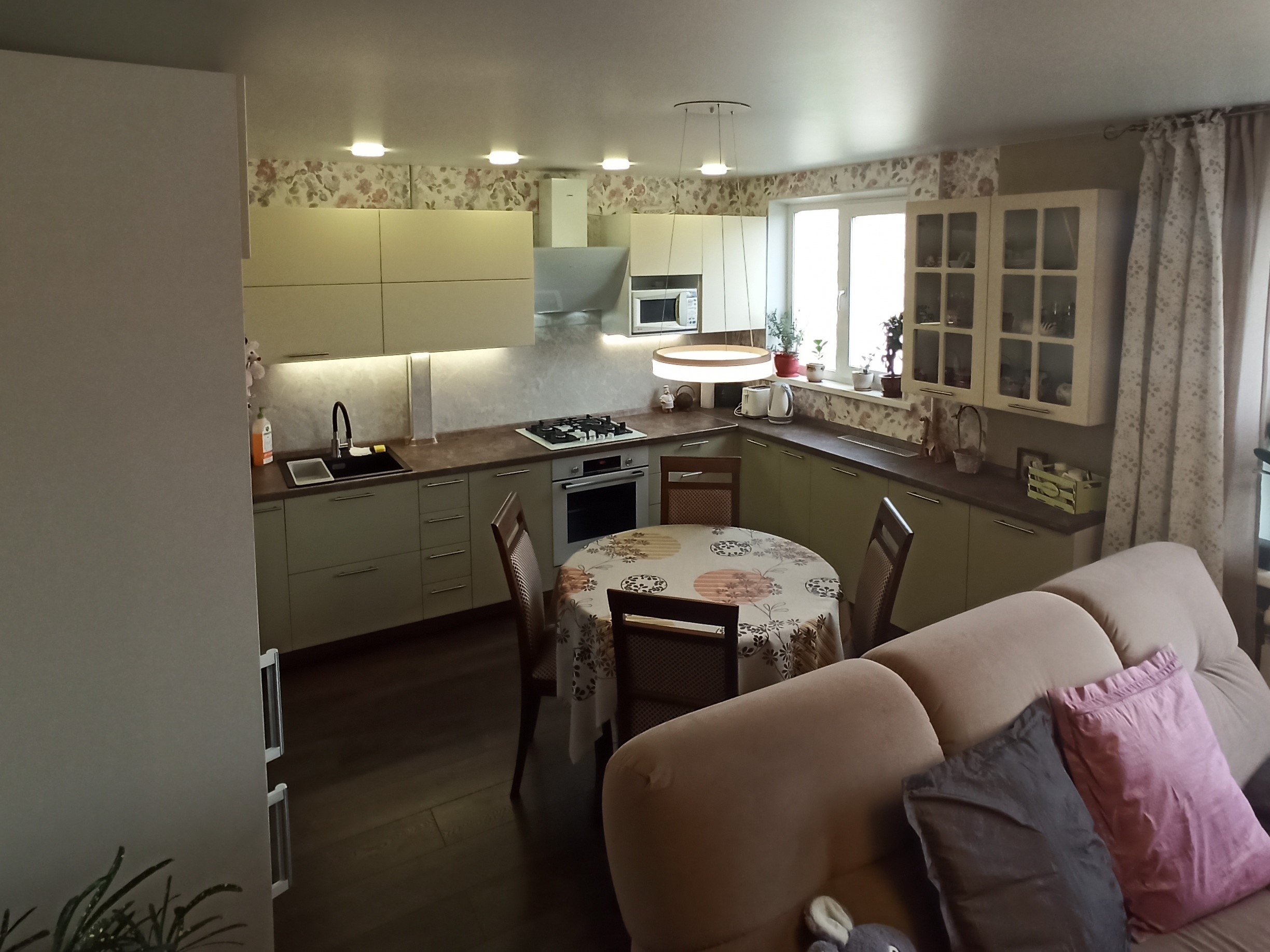 П-образный кухонный гарнитур по индивидуальным размерам для частного дома с объединенной кухней-гостиной