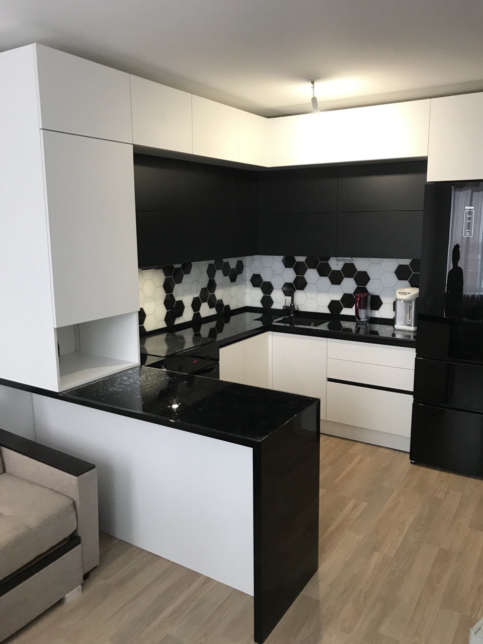 г-образный кухонный гарнитур с барной стойкой в черно-белом оформлении