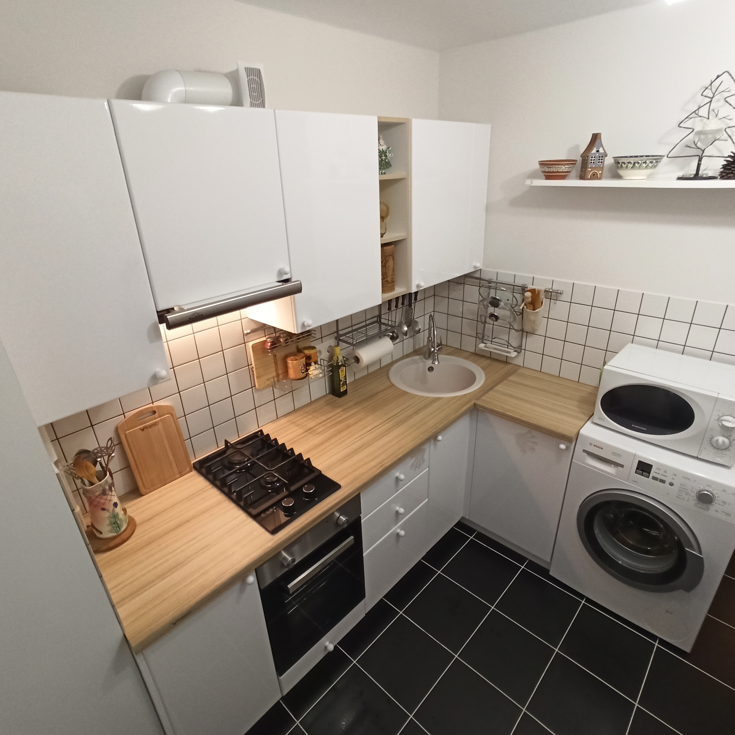 Белая кухня - лаковое покрытие фасадов для глянцевого эффекта