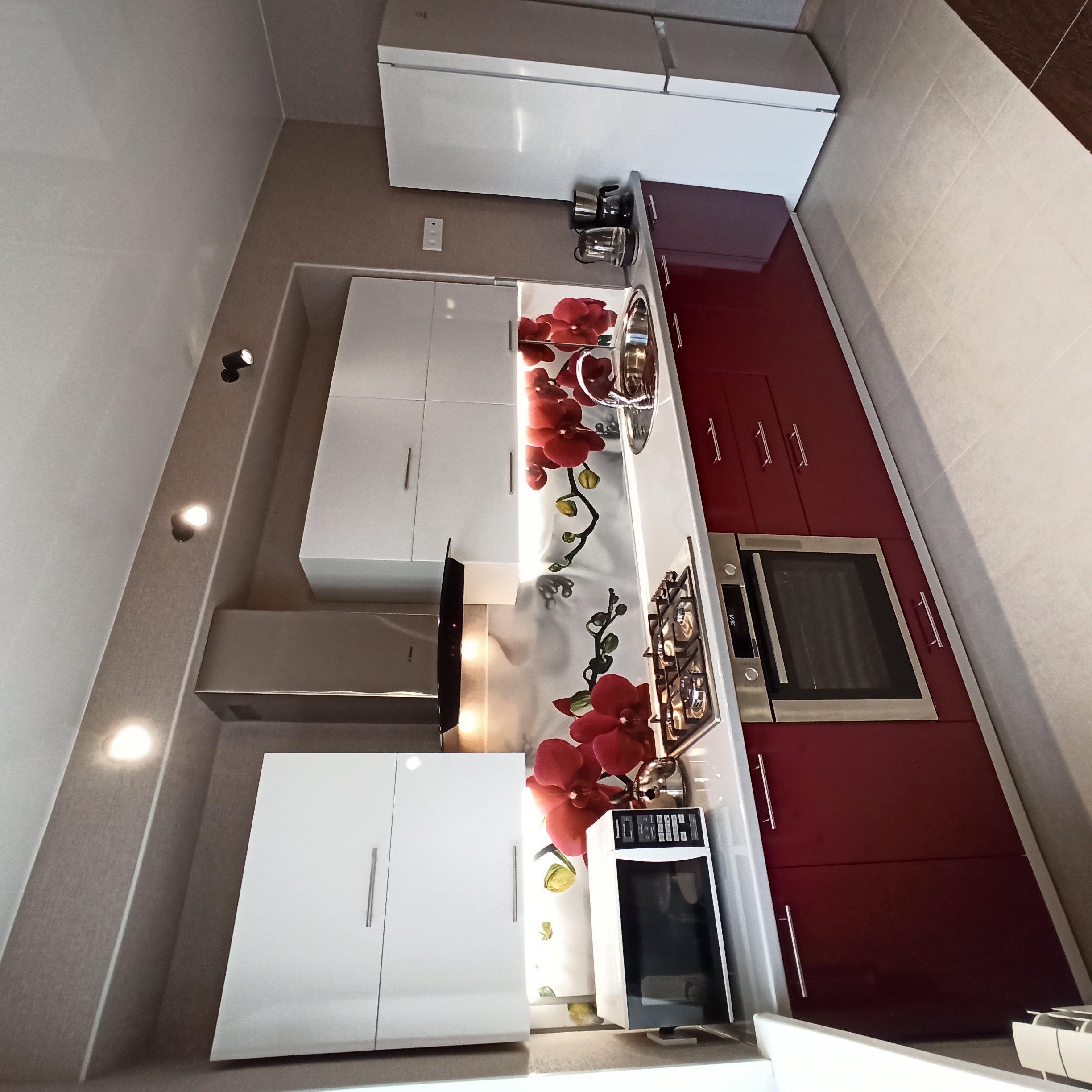 Глянцевая кухня на заказ модерн в красном цвете