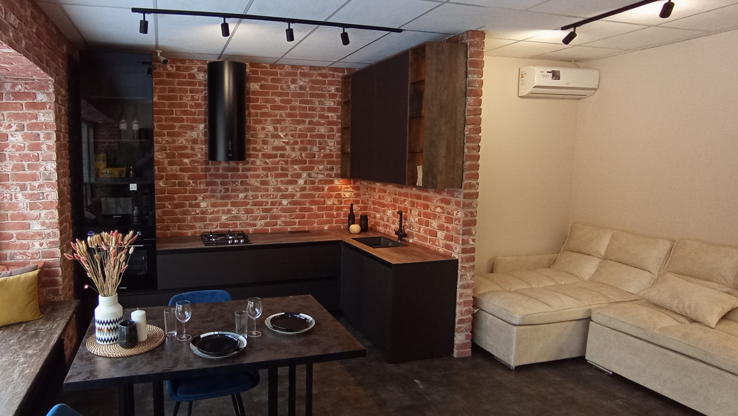 Г-образный кухонный гарнитур на заказ в стиле лофт для совмещенной кухни с гостиной