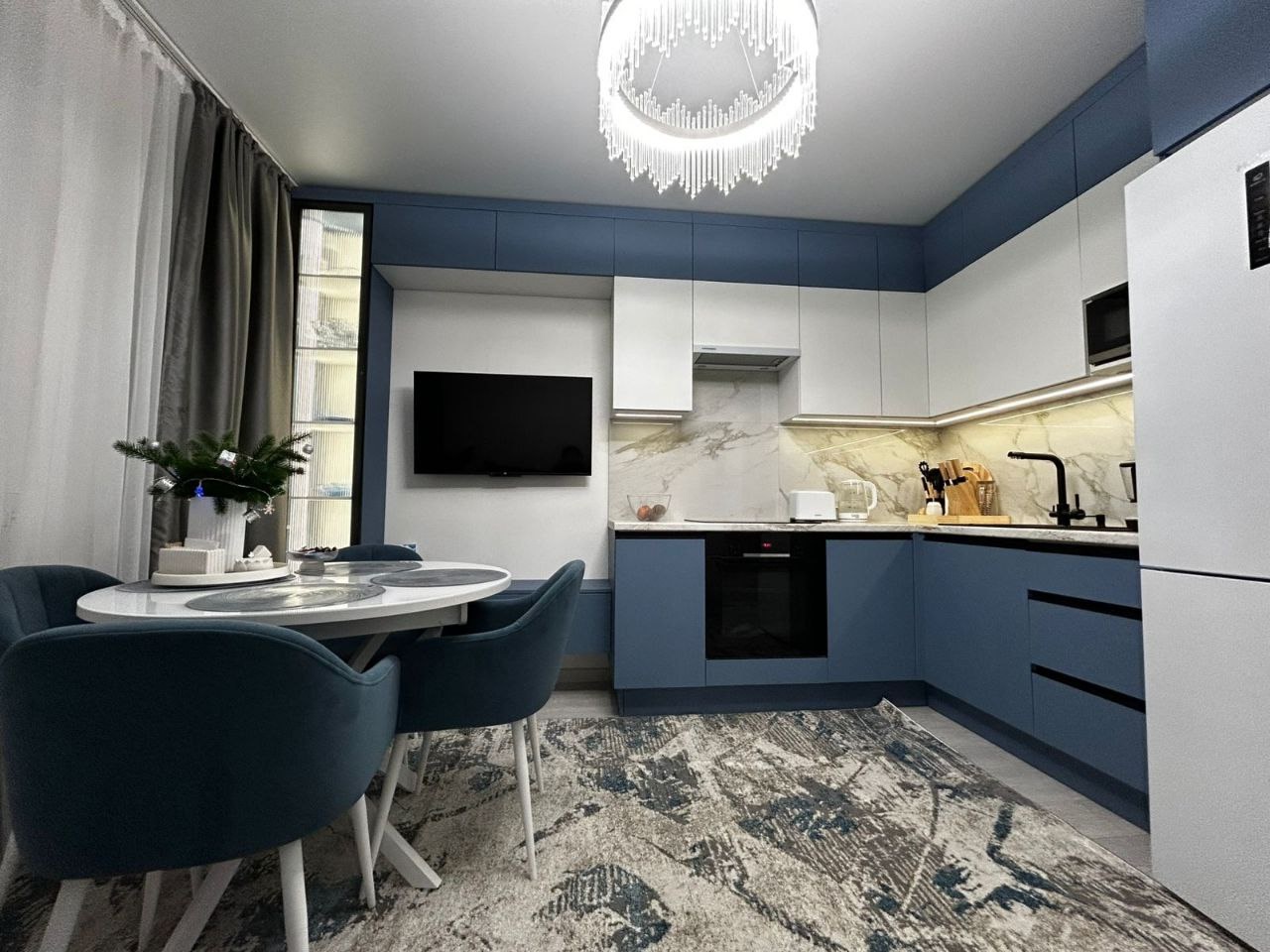 Современный кухонный гарнитур на заказ, объединенный с гостиной