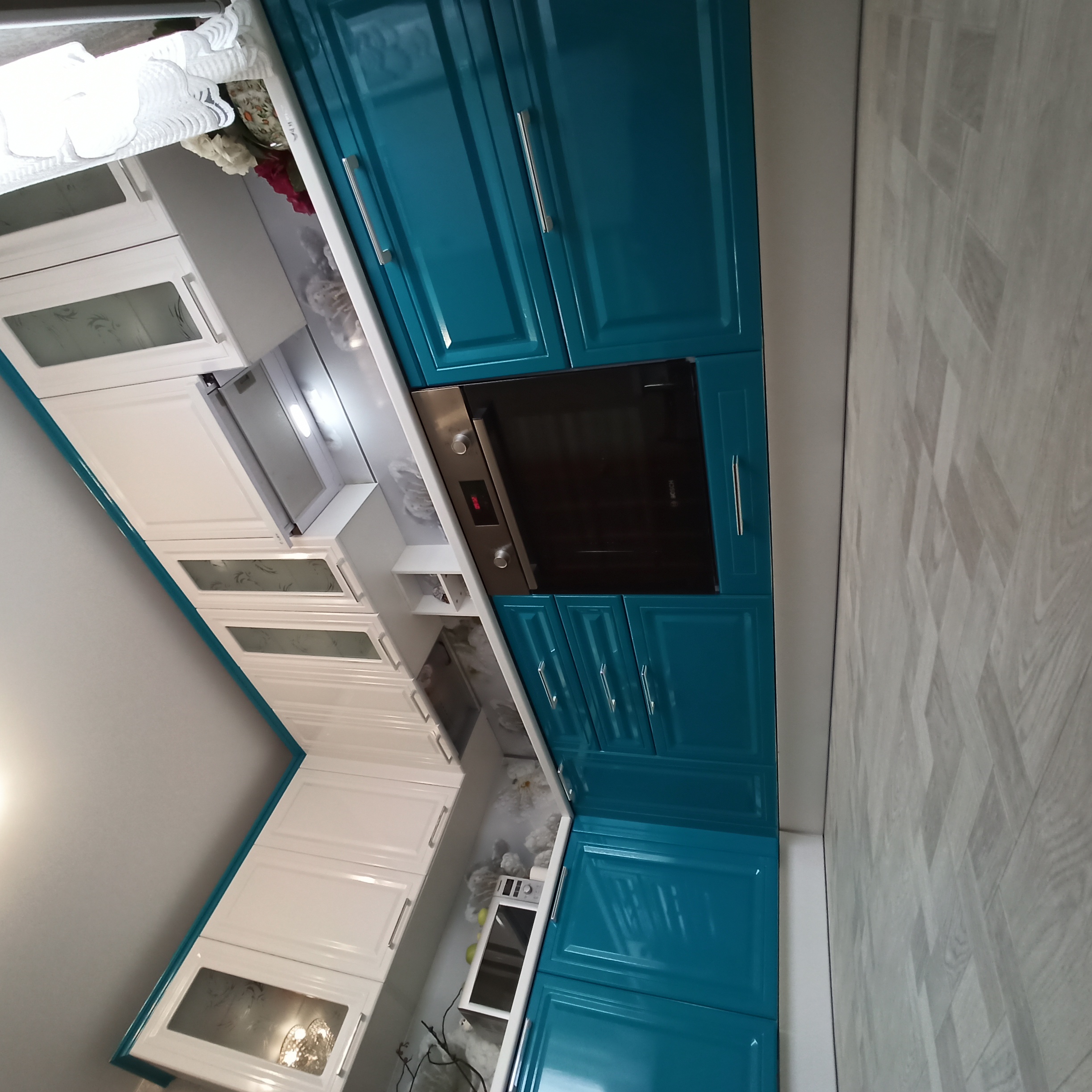 Кухня на заказ: глянец на фасадах с ПВХ пленкой