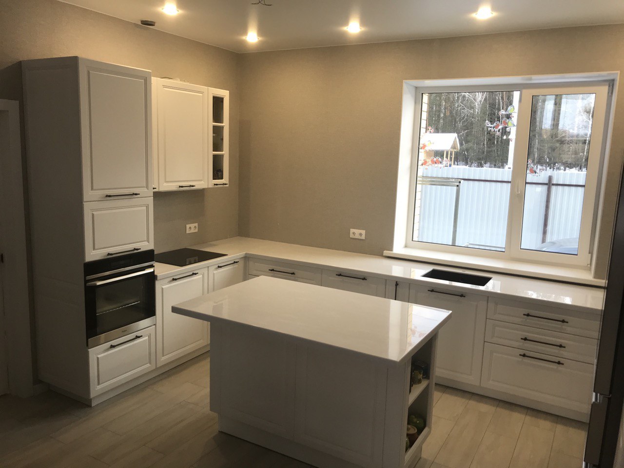 Кухня-гостиная с островом в своем доме по индивидуальному заказу